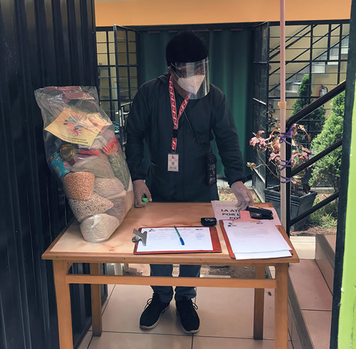 José Luis distributing foodstuffs at a reception point.