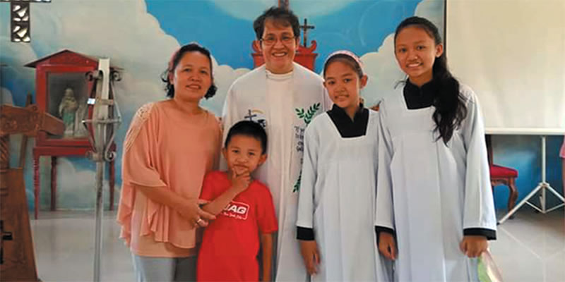 Fr. Cireneo, Regina and her children