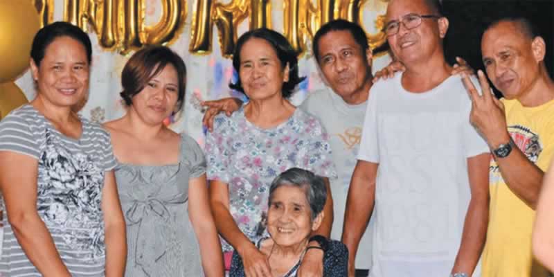 Nanay with her children