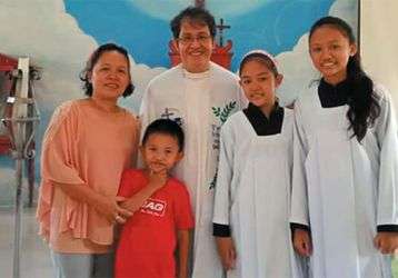 Fr. Cireneo, Regina and her children